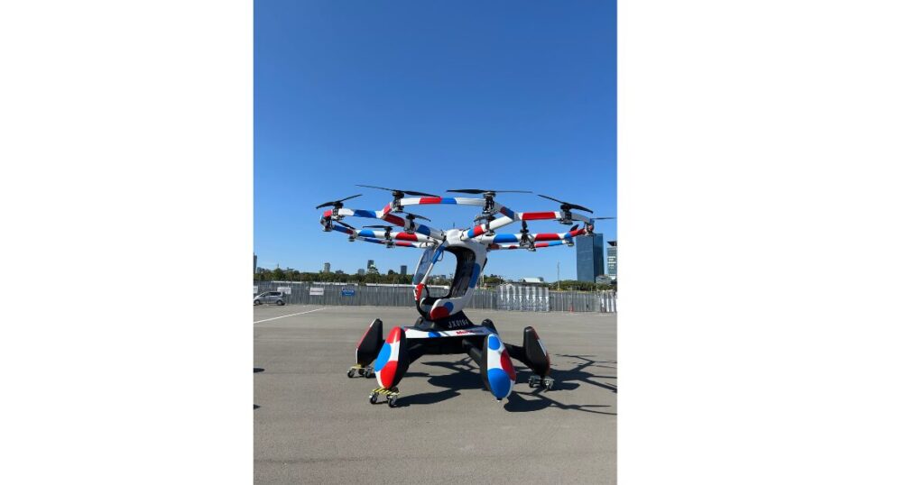 万博仕様に赤と白と青に彩られた空飛ぶクルマの画像