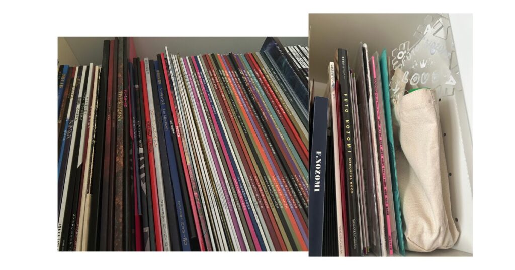 大量の観劇のプログラムとペンライトなどグッズの画像