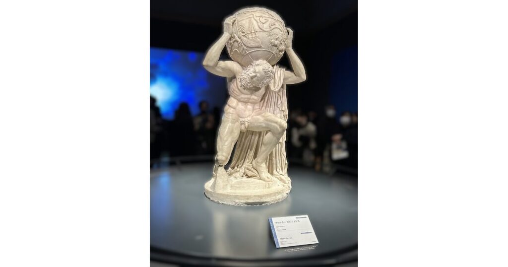 展示されたファルネーゼのアトラスの彫刻の画像